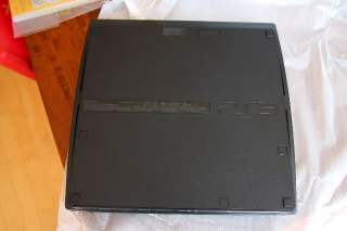 Illustration for article titled PlayStation 3 Slim: The Unboxing, The Up-Close Examination